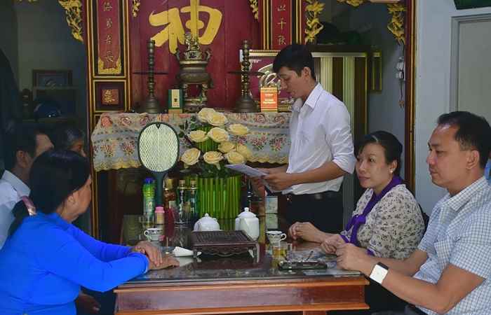 Trao Huy hiệu 50 năm tuổi Đảng cho đảng viên